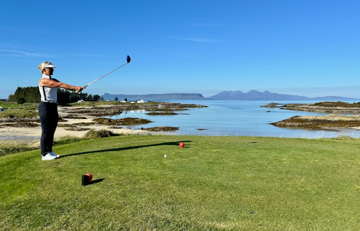 여름 골프 여행지로 적합한 스코틀랜드에서 골프 치는 모습